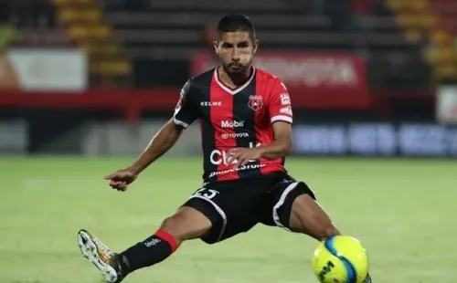 Sequeira estuvo 6 temporadas defendiendo los colores de la Liga. (La Nación)