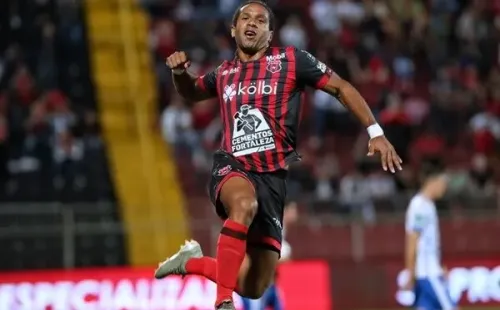 McDonald jugó 263 partidos en Alajuelense y marcó 126 goles.