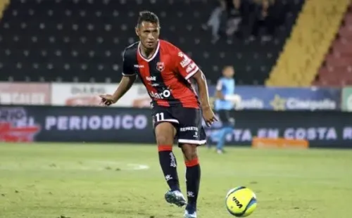 Alex López, volante armador hondureño de la Liga Deportiva Alajuelense.