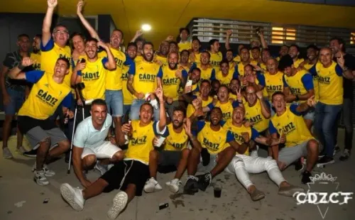 Plantel del Cádiz festejando el ascenso