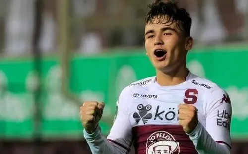 Manfred Ugalde celebrando un gol con Saprissa (Foto: La Nación de Costa Rica)