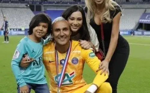 Keylor Navas festejando el título junto a su familia (Foto: PSG)