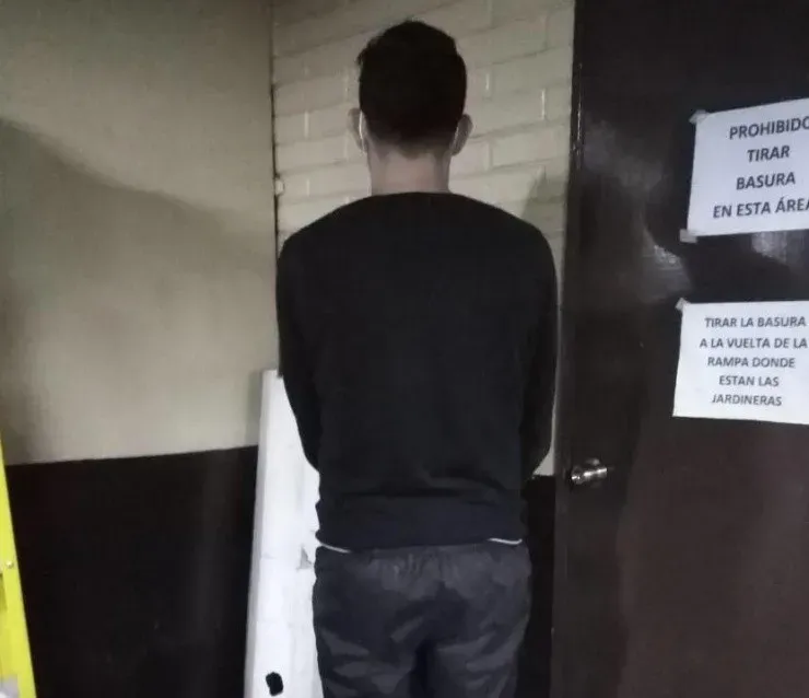 Fue detenido a noche cuando violaba el toque de queda y estaba alcoholizado.