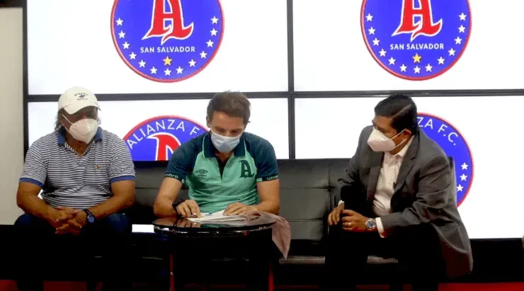 Cortés firmó su contrato con Alianza por un año. (Página Oficial Alianza)