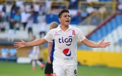 Zelaya está negociando su vuelta a Alianza para este mercado de pases.