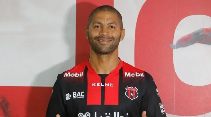 Saborío llega a Alajuelense y Valverde pasa a préstamo al AD San Carlos.