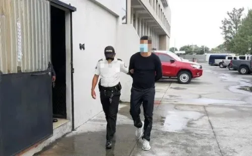 Pappa fue detenido hace algunas semanas por violar el toque de queda.