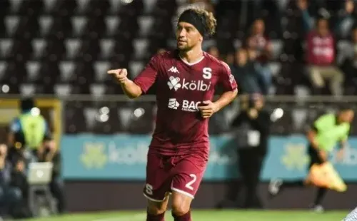 Bolaños sufrió un esguince en su rodilla izquierda. (Twitter)