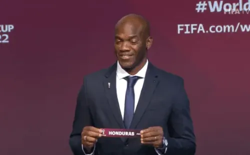 David Suazo al momento de sacar el papelito con su país.