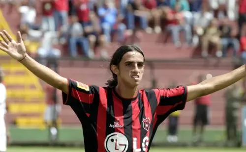 Bryan Ruiz jugó su último partico con Alajuelense en el 2006. (CRHoy)