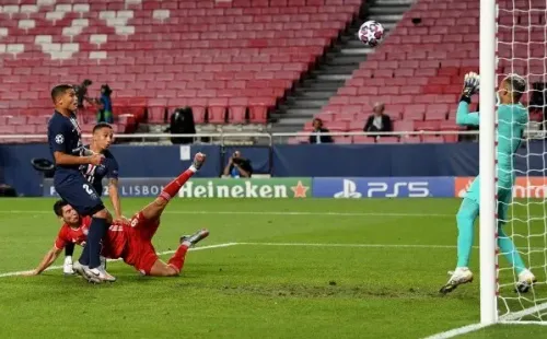Keylor Navas tapó un tiro de Lewandoski en la primera parte de la final.