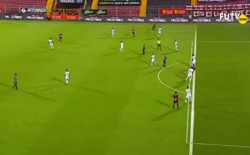 Bryan Ruiz se encontraba habilitado en el gol de Alajuelense. (TDMas)