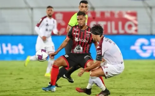 Alex López con la camiseta de la Liga Deportiva Alajuelense. (Foto: Alajuelense)