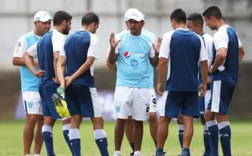 Amarini Villatoro, técnico interino de la Selección Nacional, dirige una práctica el miércoles 13-3-2019. Foto de Francisco Sánchez).