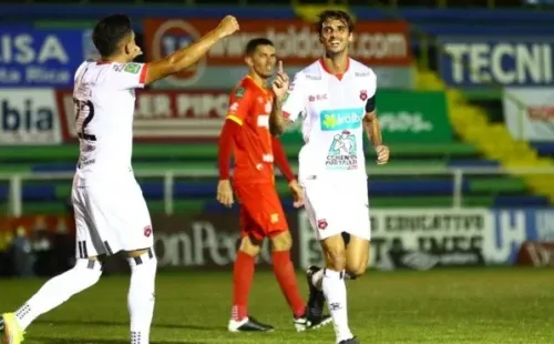 Bryan Ruiz marcó ante Herediano su primer gol desde el regreso. (Twitter)