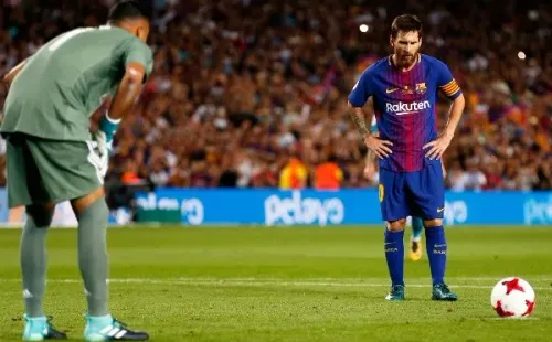 Lionel Messi cobrando un penal con Barcelona. (Foto: Gettyimages)
