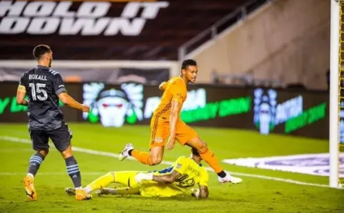 Ariel Lassiter al anotar el primero de sus dosgoles.