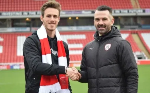 Aramburu el día que fichó por el Barnsley de Inglaterra.