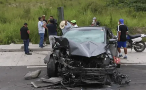 Así quedó el auto de Mayron Flores tras el accidente ocurrido hace unas horas.