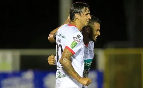 Bryan Ruiz junto a Alex López . Foto: Alajuelense/Twitter