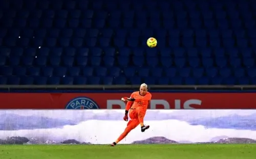 Keylor Navas volvió a ser figura en un encuentro del PSG. (Getty Images)