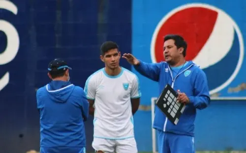 Antonio López en su primer entrenamiento con La Bicolor / Fedefut Guatemala