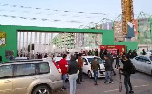 Aficionados se acercaron a retirar objetos de valor del estadio de Léon. (Twitter)