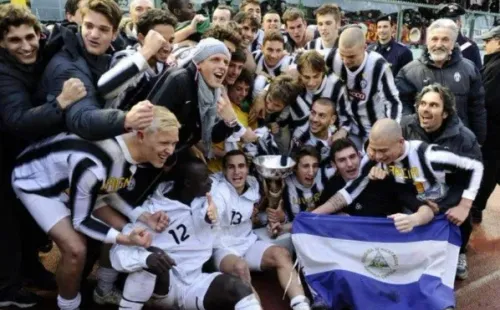García festejó un título con la Juventus U17 con la bandera de Nicaragua.