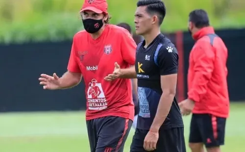 Andrés Carevic recupera a Alonso Martínez para Alajuelense. (CrHoy)