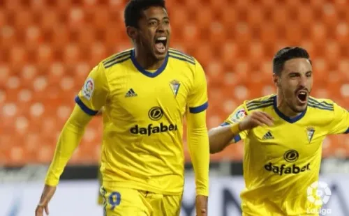 Anthony Lozano festeja su gol al Valencia (Twitter / Cádiz)