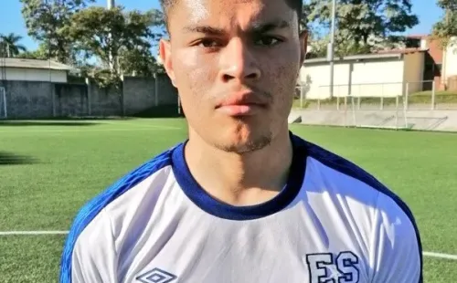 Eric Calvillo (23 años), juega como mediocentro.