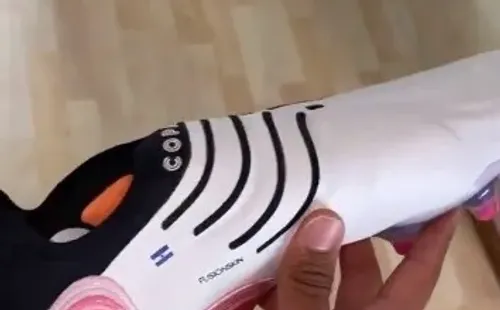 Los botines personalizados de Enrico Dueñas con la bandera de El Salvador
