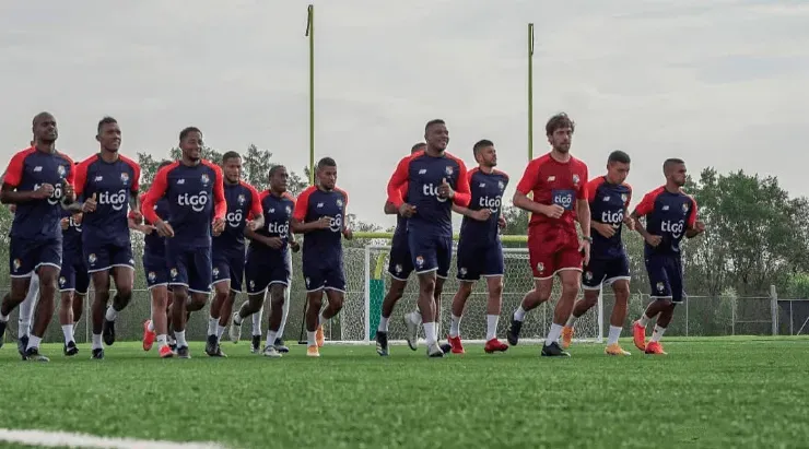 Los 30 jugadores ya están entrenando bajo las órdenes de Christiansen. (FEPAFUT)