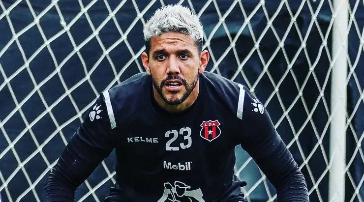Leonel Moreira firmó por tres años con Alajuelense. (@LDA)