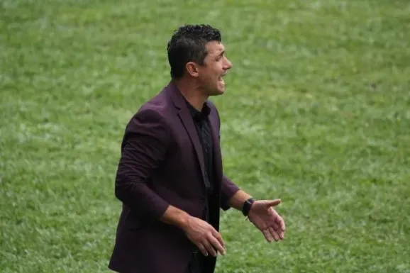 Sebastián Bini dejó de ser entrenador de los Rojos.(@Rojos_Municipal)