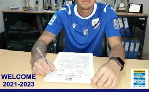 Christopher Núñez firmando con Lamia FC (Foto: Lamia FC)