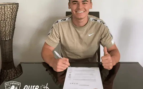 Manfred Ugalde firmando su contrato con el Twente (Foto: Twente)