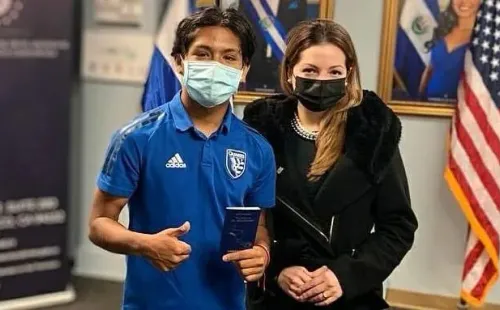 Brandon Zelaya ya obtuvo su pasaporte salvadoreño. (Trendmap)