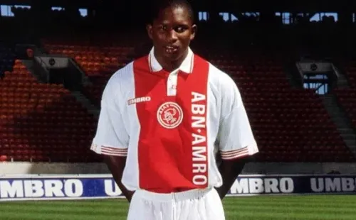 Froylán Ledezma con la camiseta del Ajax