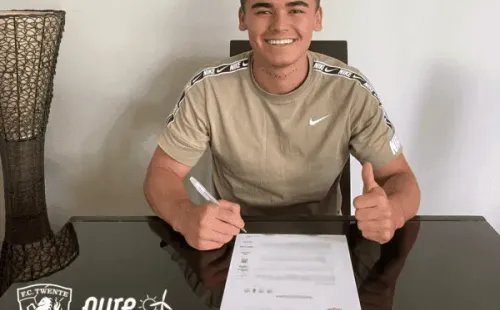 Manfred Ugalde firmando contrato con elFC Twente