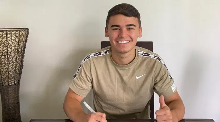 Manfred Ugalde ya firmó como nuevo futbolista del Twente. (Twitter)