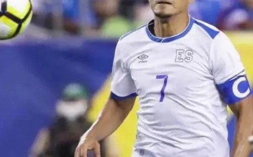 Darwin Cerén, a la espera de poder controlar la pelota. (Fuente: Twitter)