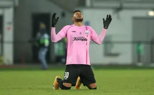 Andrés Andrade, rezando en un partido del LASK. (Fuente: Getty)