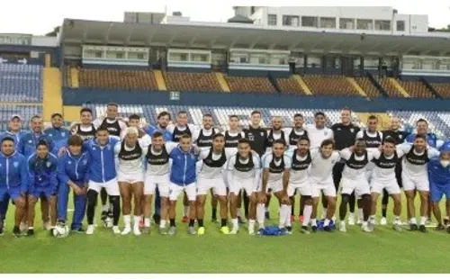 Plantel y cuerpo técnico posan juntos. (Foto: Fedefut)