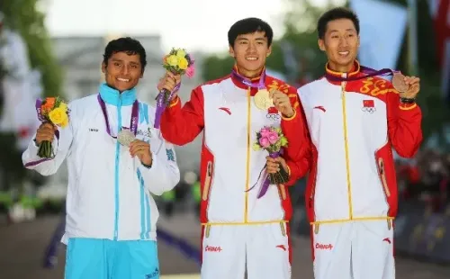 Erick Barrondo, en el podio junto a los chinos Cheng y Wang (Fuente: Getty)