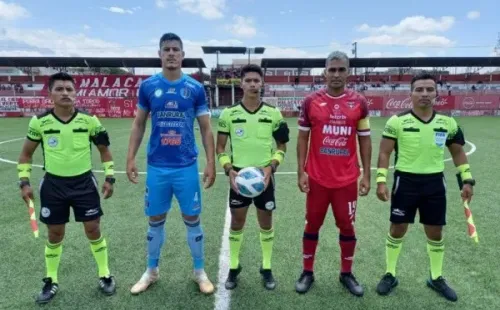 Moreira y Betancourt posan en la clásico foto junto a la terna arbitral. Santa Lucía vs. Malacateco fue el juego que dio inicio a este Apertura 2021 (Foto: Amir Cifuentes)