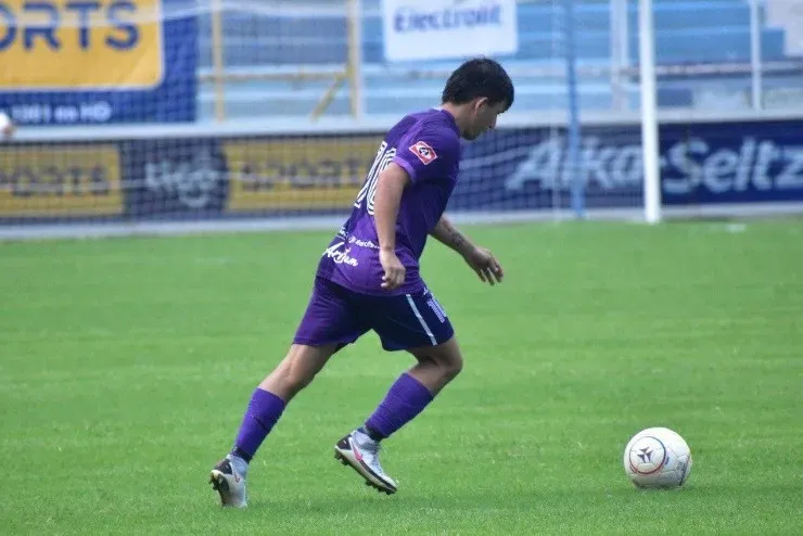 Miguel Lemus a punto de rematar con su virtuosa zurda. Chalatenango fue el primer equipo en sumar tres puntos esta fecha. (Fuente: Prensa de Chalatenango).