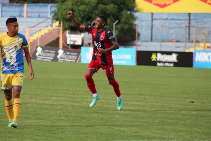 Peralta celebra, exhultante. El delantero de FAS fue el primer jugador en marcar un gol en la fecha 3. (Fuente: prensa de FAS)