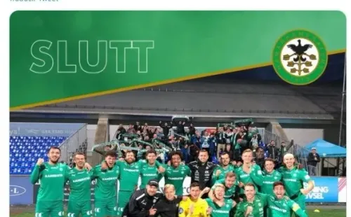 HamKam celebrando la victoria por 4-0 con Nicholas Hagen en la foto