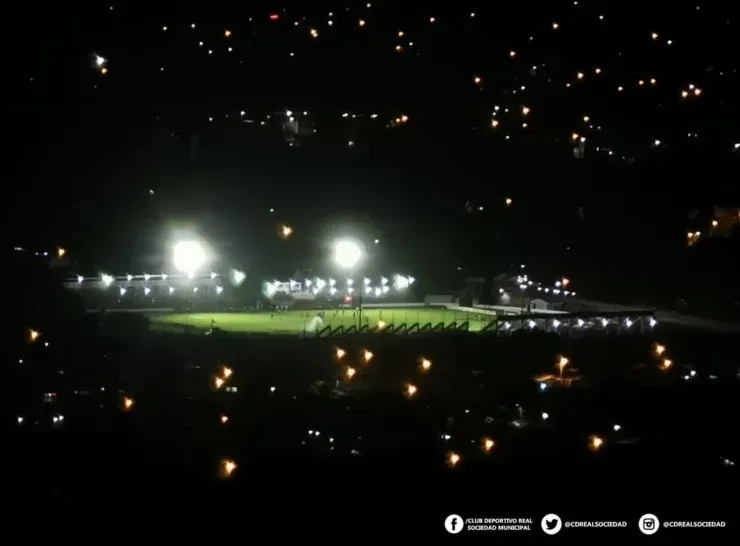 El Estadio Francisco Martínez Durón iluminando la noche de Tocoa (Fuente: prensa de Real Sociedad)